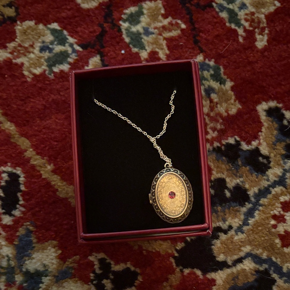 Taylor swift We’ll run locket necklace